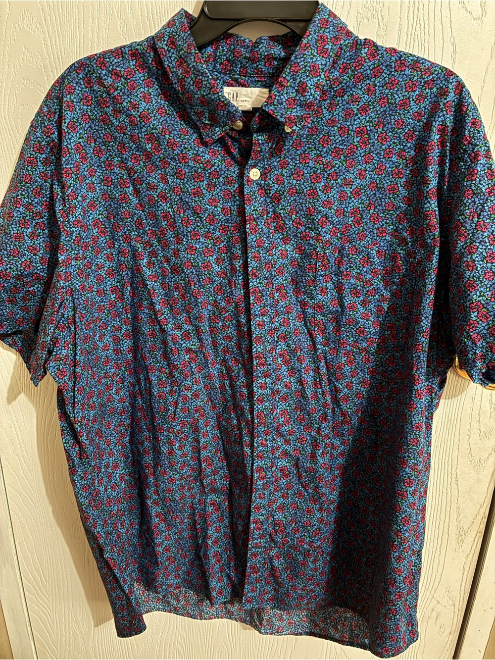 GAP Men's Short-Sleeve Button-Down Shirt in Blue with Red Floral Print